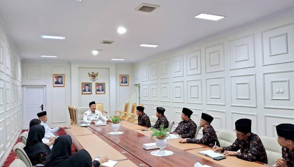 Ketua DPW LDII Sulawesi Selatan Asdar Mattiro dan jajaran pengurus saat audiensi dengan Kepala Kantor Wilayah  Kementerian Agama Sulsel. Foto: LINES.