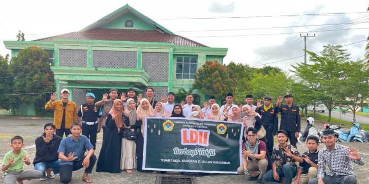 Sebanyak 31 peserta yang terdiri dari pengurus DPD LDII Kabupaten Takalar dan pemuda LDII menggelar kegiatan berbagi takjil. Foto: LINES.