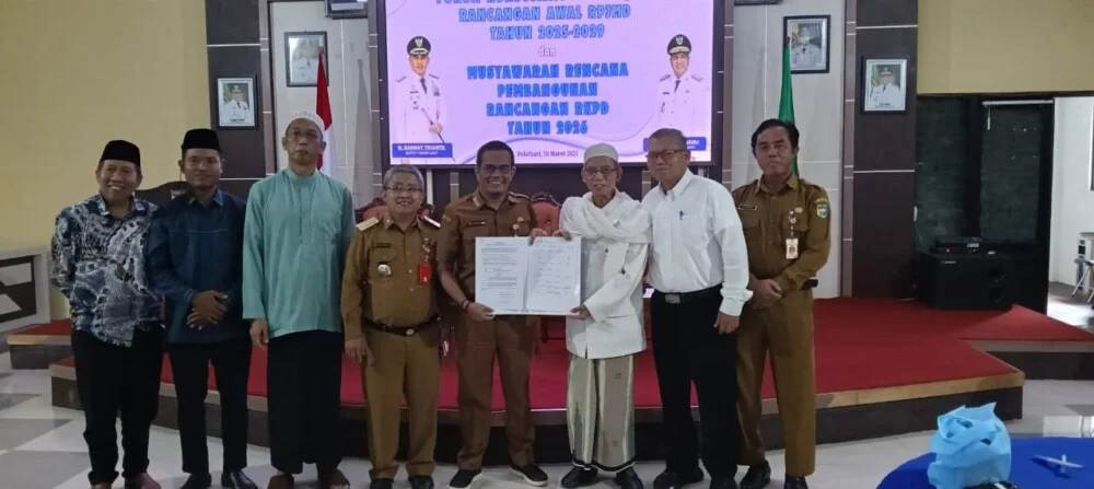 Ketua DPD LDII Kabupaten Tanah Laut (Tala) Kalimantan Selatan Anton Kuswoyo berbicara mengenai pemanfaatan lahan pascatambang batubara. Foto: LINES.