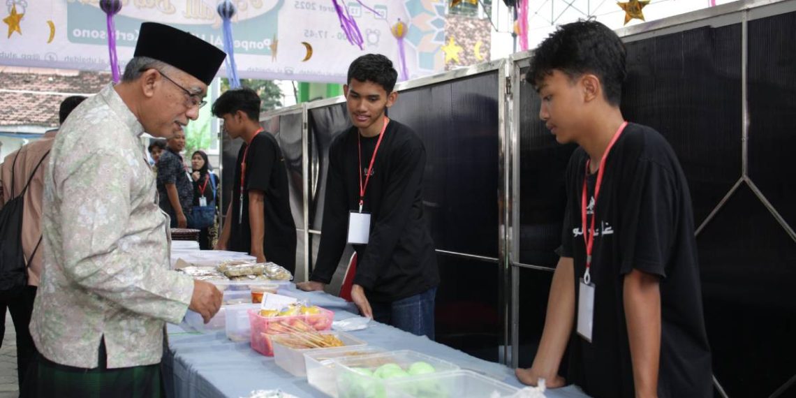 Bidang Kemandirian Pemuda PPG Pondok Pesantren (Ponpes) Al Ubaidah, Kertosono, menyelenggarakan “Lapak dan Mall Barokah”. Foto: LINES.