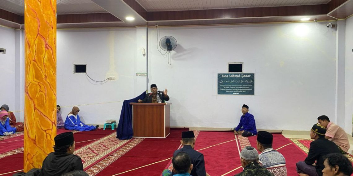 Ketua Majelis Ulama Indonesia (MUI) Tana Toraja, KH Zainal Muttakin memberikan ceramah agama di Masjid Al Musyafir naungan DPD LDII Tana Toraja. Foto: LINES.