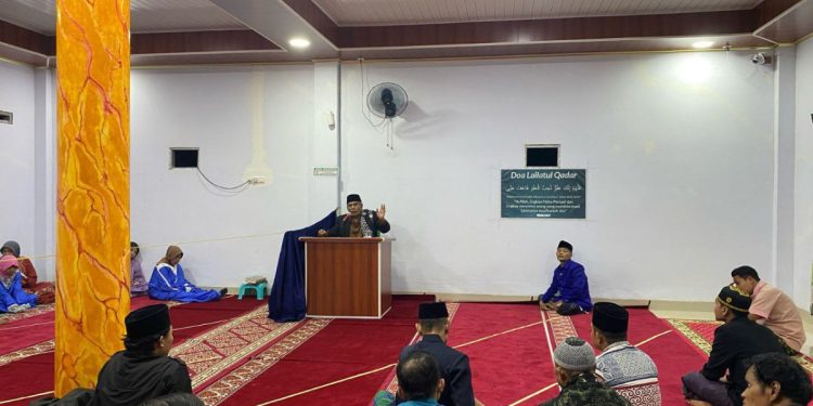 Ketua Majelis Ulama Indonesia (MUI) Tana Toraja, KH Zainal Muttakin memberikan ceramah agama di Masjid Al Musyafir naungan DPD LDII Tana Toraja. Foto: LINES.
