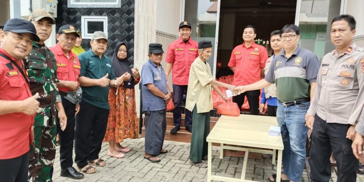Pimpinan Anak Cabang (PAC) LDII Kelurahan Jatiwaringin, Pondok Gede, Kota Bekasi, Jawa Barat, membagikan 210 paket sembako kepada dhuafa. Foto: LINES.