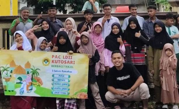 Anak-anak muda PAC LDII Kutosari menunjukkan kepedulian sosial mereka dengan membagikan 300 paket takjil kepada pengguna jalan di Kebumen. Foto: LINES.