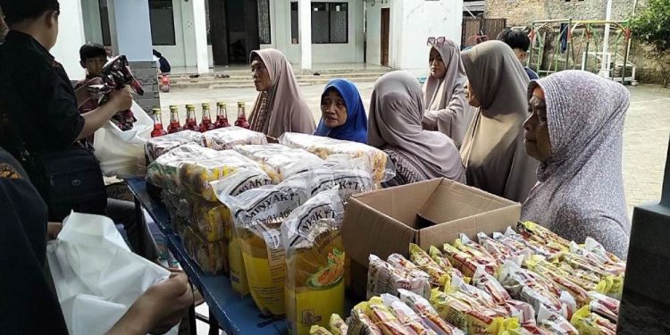 Pengurus Cabang (PC) LDII Kecamatan Setu kembali menggelar bazar sembako murah yang diselenggarakan di halaman Masjid Baitussalam, Setu, Kabupaten Bekasi. Foto: LINES.