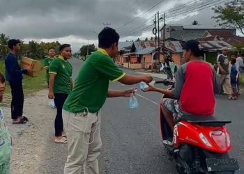 Warga LDII Tabongo Tingkat Ibadah dengan Berbagi Takjil