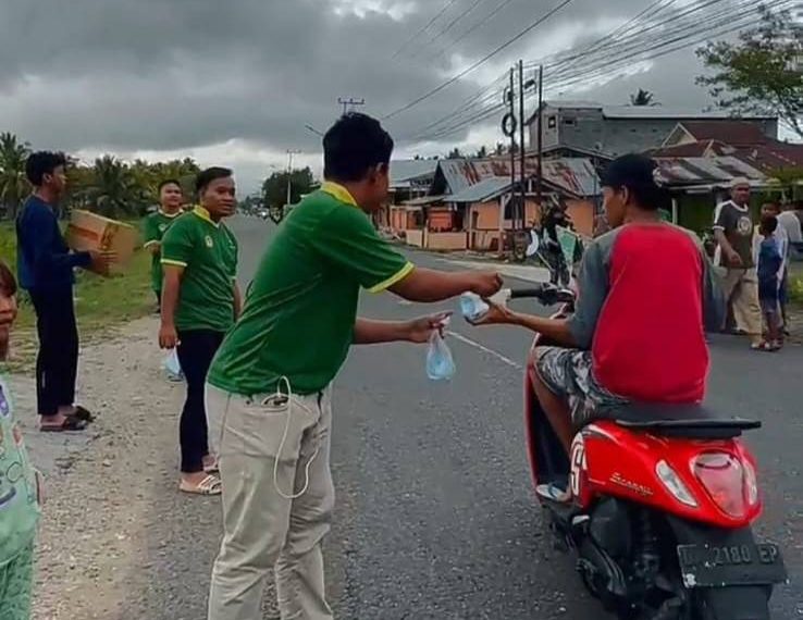 PC LDII Kecamatan Tabongo, Kabupaten Gorontalo, Provinsi Gorontalo, menggelar kegiatan sosial berupa pembagian takjil kepada masyarakat. Foto: LINES.