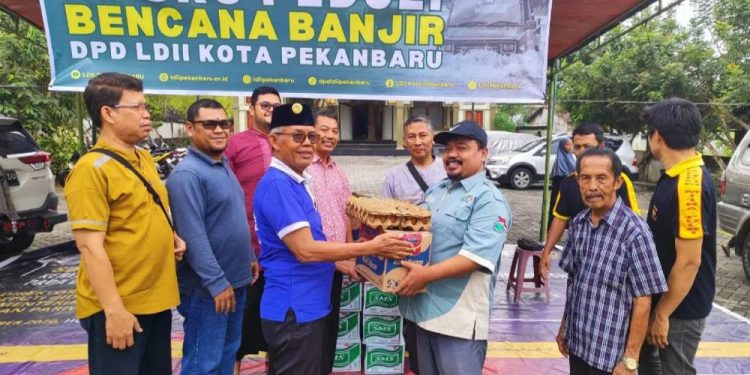 Pondok Pesantren (Ponpes) Miftahul Huda memberikan bantuan korban banjir melalui Posko Peduli LDII Kota Pekanbaru. Foto: LINES.