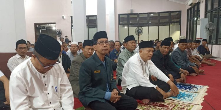 Sebanyak 750 warga LDII Kota Semarang memadati rumah dinas Wali Kota Semarang di Manyaran untuk melaksanakan salat Isya dan Tarawih bersama, Jumat (7/3). Foto: LINES