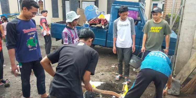 Menyambut bulan suci Ramadan, santri Pondok Pesantren Sabilurrosyidin yang berada di bawah naungan DPD LDII Kabupaten Kerinci menggelar gotong royong. Foto: LINES.