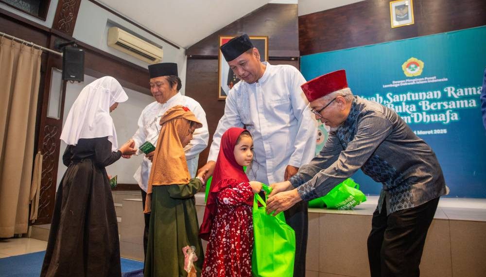 DPP LDII berbagi kebahagiaan dengan menghelat “Tausiah, Santunan dan Buka Puasa Bersama Yatim dan Duafa”. Foto: LINES.