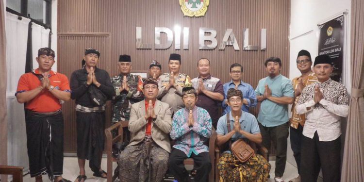 Menjelang Hari Raya Nyepi yang bertepatan dengan Ramadan, Kelian Banjar Buana Agung Desa Adat Padangsambian mengunjungi Kantor DPW LDII Bali. Foto: LINES.