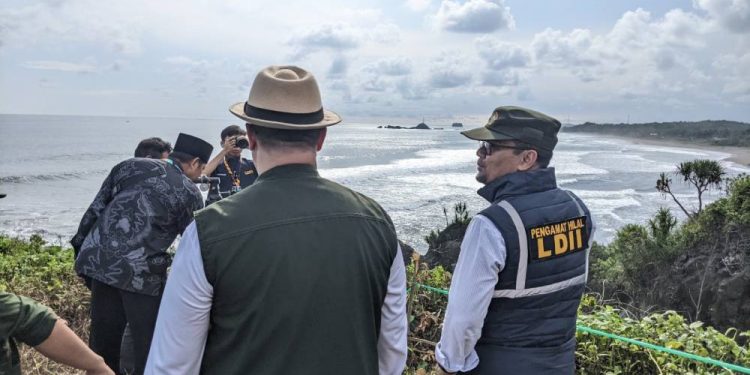 Ketua DPW LDII Jawa Barat, Dicky Harun, meninjau pemantauan hilal di Pantai Pangandaran. Foto: LINES.