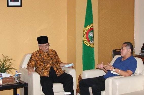 Ketum LDII KH Chriswanto Santoso dan Wakil Ketua Komisi VIII Singgih Januratmoko sedang berbincang. Foto: LINES.