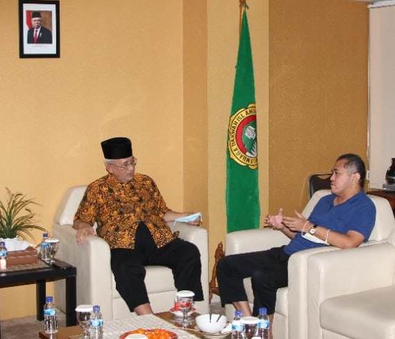 Ketum LDII KH Chriswanto Santoso dan Wakil Ketua Komisi VIII Singgih Januratmoko sedang berbincang. Foto: LINES.