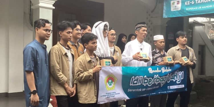 PC LDII Bogor Tengah menggelar aksi sosial dengan membagikan takjil gratis kepada masyarakat. Foto: LINES.