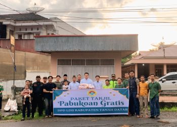 LDII Tanah Datar Bagikan Ratusan Takjil bagi Pengendara
