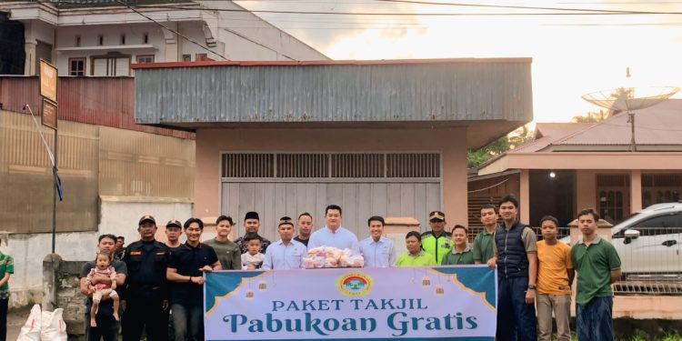 DPD LDII Tanah Datar membagikan takjil kepada pengendara dan warga yang melintas. Foto: LINES.