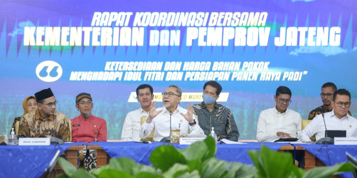 Menteri Koordinator Bidang Perekonomian Zulkifli Hasan dan Menteri Perdagangan Budi Santoso berkunjung ke DPW LDII Jawa Tengah, pada Sabtu (23/3). Foto: LINES