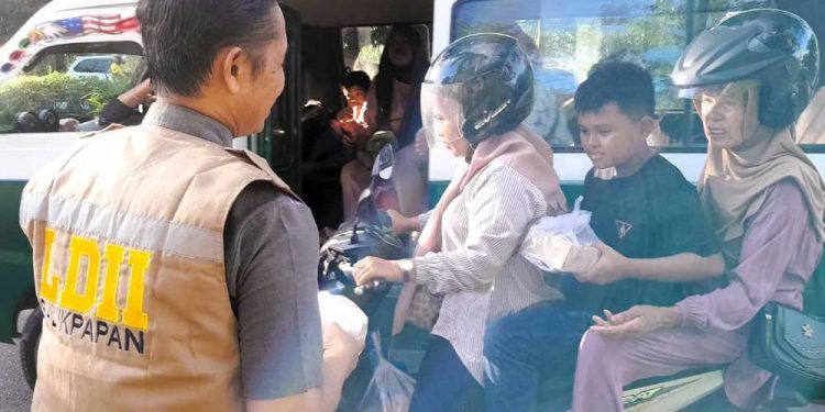 PC LDII Balikpapan Selatan mewakili LDII Balikpapan membagikan takjil buka puasa. Foto: LINES.