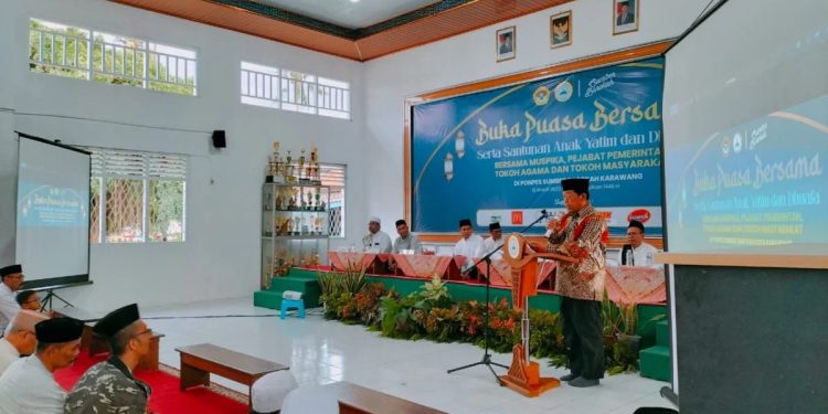 Pondok Pesantren Sumber Barokah, Karawang, Jawa Barat menggelar acara buka bersama dan santunan bagi anak yatim serta dhuafa pada Selasa (18/3). Foto: LINES