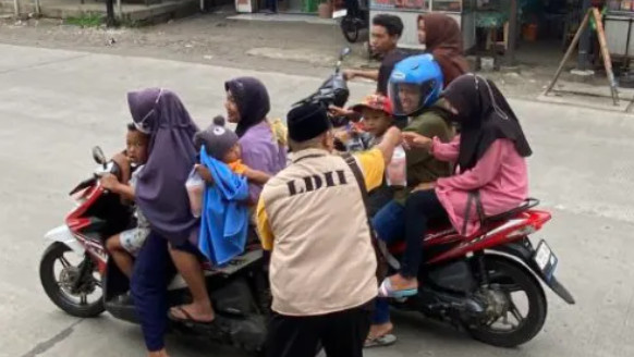 LDII Cilacap ajak pemuda bagikan takjil pada Sabtu (15/3) di Simpang Empat Pegadaian, Kecamatan Kroya, Kabupaten Cilacap, Jawa Tengah. Foto: LINES