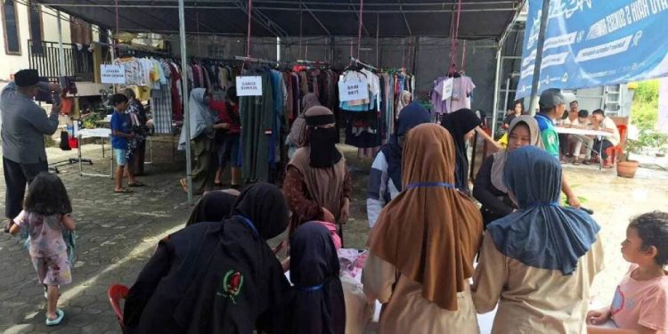 PAC LDII Kelurahan Damai Baru, Balikpapan, Kalimantan Timur menggelar bazar baju barokah jelang Idul Fitri. Foto: LINES.