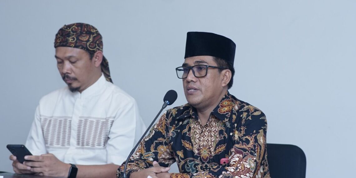 Anggota Departemen Pendidikan Keagamaan dan Dakwah DPP (PKD) DPP LDII, sekaligus salah satu tim rukyatul hilal DPP LDII, Wilnan Fatahilah didampingi Pakar Astronomi dan Tim Hisab Rukyat Imah Noong, Hendro Setiyanto. Foto: LINES.