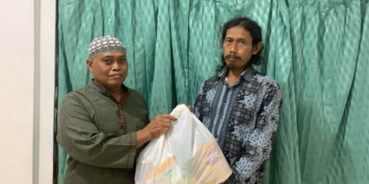 Warga LDII Sewon naungan PAC LDII Panggungharjo menyalurkan santunan kepada kaum duafa dan anak yatim piatu pada Rabu (19/3). Foto: LINES.