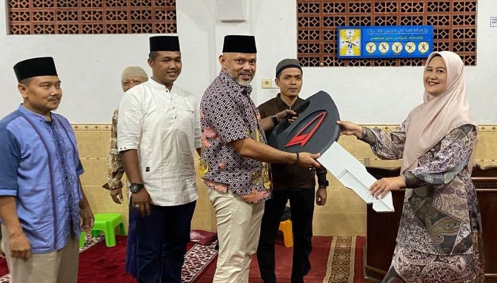 DPD LDII Kota Sawahlunto menerima bantuan hibah satu unit mobil ambulans dari Ketua DPRD Kota Sawahlunto Susi Haryati. Foto: LINES.