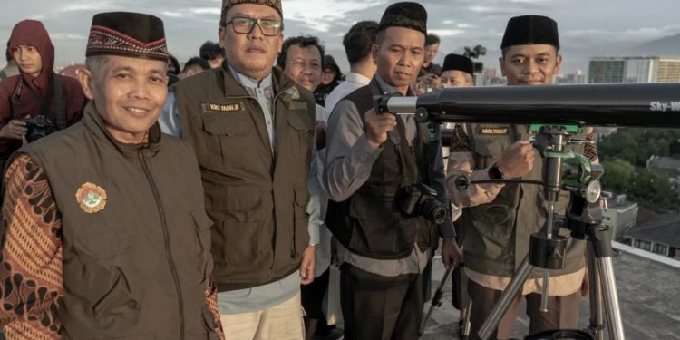 Pemantauan hilal untuk menentukan 1 Syawal 1446 H dilakukan serentak di berbagai wilayah Indonesia pada Sabtu (29/3). Foto: LINES