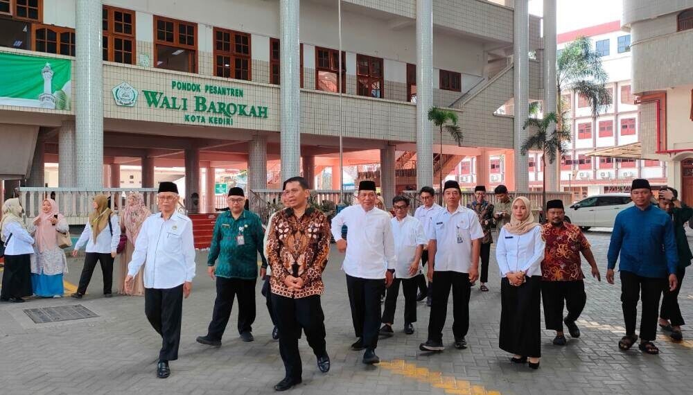 Kepala Dinas Kesehatan Provinsi Jawa Timur, Erwin Astha Triyono mengunjungi Ponpes Wali Barokah, Kediri, Jawa Timur. Foto: LINES.