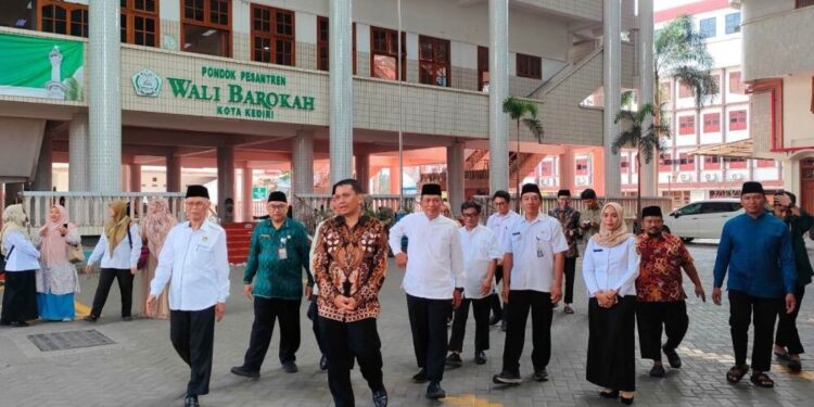 Kepala Dinas Kesehatan Provinsi Jawa Timur, Erwin Astha Triyono mengunjungi Ponpes Wali Barokah, Kediri, Jawa Timur. Foto: LINES.