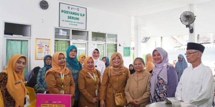 Ketua Tim Penggerak (TP) Pemberdayaan dan Kesejahteraan Keluarga (PKK) Kota Kediri, Faiqoh Azizah Muhammad meninjau pelayanan Posyandu Seruni yang berada di Ponpes Wali Barokah, Kediri. Foto: LINES.