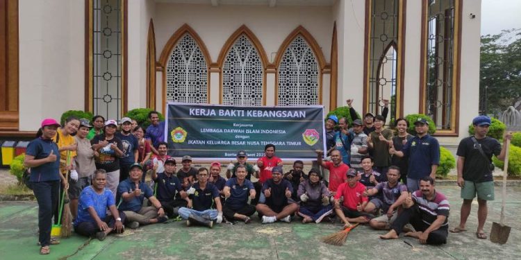 PC LDII Kecamatan Bontang bersama Ikatan Keluarga Besar Nusa Tenggara Timur (IKB NTT) Kota Bontang merajut toleransi dengan mengadakan kerja bakti. Foto: LINES.