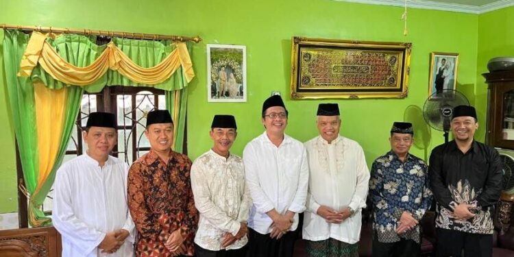 Bupati mengunjungi Ketua DPD LDII Kabupaten Magelang, Modrik Santoso, yang juga pengasuh Pondok Pesantren Sabillul Muttaqin di Tampir Kulon. Foto: LINES.