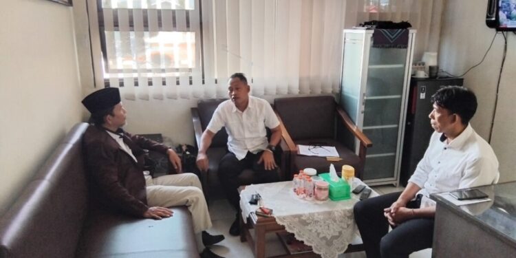 Ketua DPD LDII Kabupaten Sumedang, Jawa Barat, Usep Solehuddin silaturahim dengan Kepala Satuan Intelkam (Kasat Intel) Polres Sumedang. Foto: LINES.