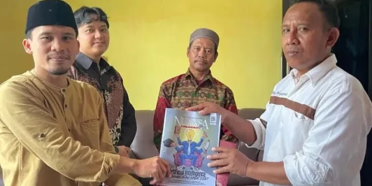 Para pengurus PC LDII Baras, Kabupaten Pasangkayu, Sulawesi Barat, silaturahim dengan pemerintah Kecamatan Baras dan Forum Kerukunan Umat Beragama (FKUB) di wilayah tersebut pada Jumat (4/4). Foto: LINES