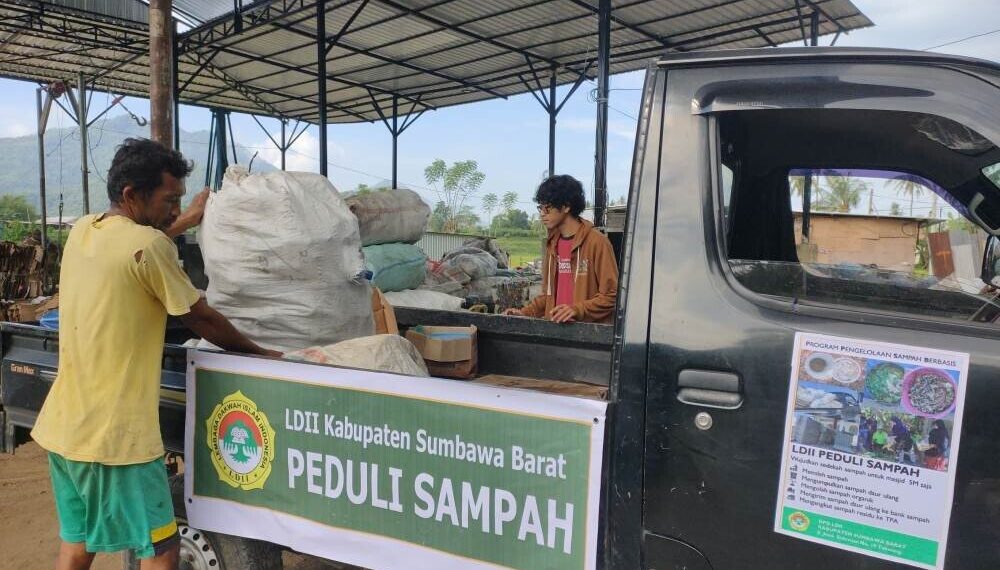 DPD LDII Kabupaten Sumbawa Barat melalui bagian Litbang, IPTEK, Sumber Daya Alam, dan Lingkungan Hidup (LISDAL) membuat program pengelolaan sampah. Foto: LINES.