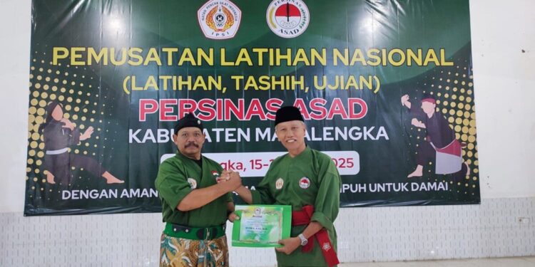 Ketua DPD LDII Indramayu Terima Sabuk Merah Kehormatan dari Persinas ASAD. Foto: LINES.