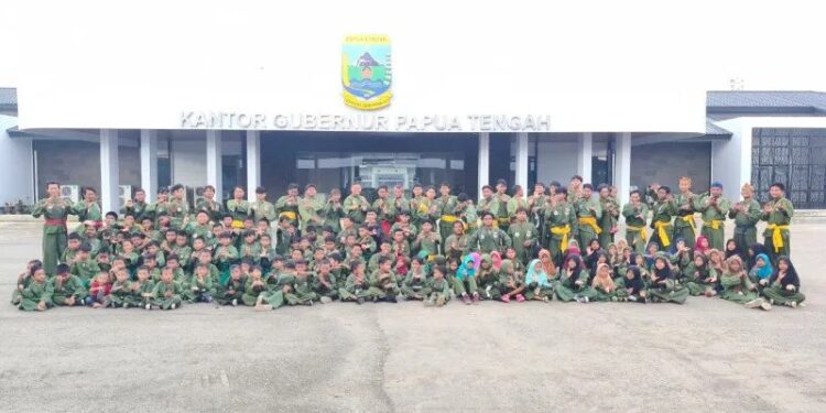 Pengurus Kabupaten (Pengkab) Perguruan Pencak Silat Nasional (Persinas) ASAD Nabire latihan bersama. Foto: LINES.