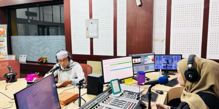 Ketua DPW LDII Sumatera Selatan (Sumsel), Rahmatullah mengisi siaran program “Mutiara Pagi Radio Republik Indonesia (RRI) Pro 1 Palembang”. Foto: LINES.