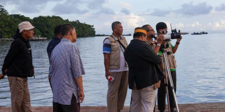 Kantor Kementerian Agama (Kemenag) Biak Numfor bekerja sama dengan Tim Hilal DPD Lembaga Dakwah Islam Indonesia (LDII) Kabupaten Biak Numfor melakukan pengamatan hilal 1 Syawal. Foto: LINES.