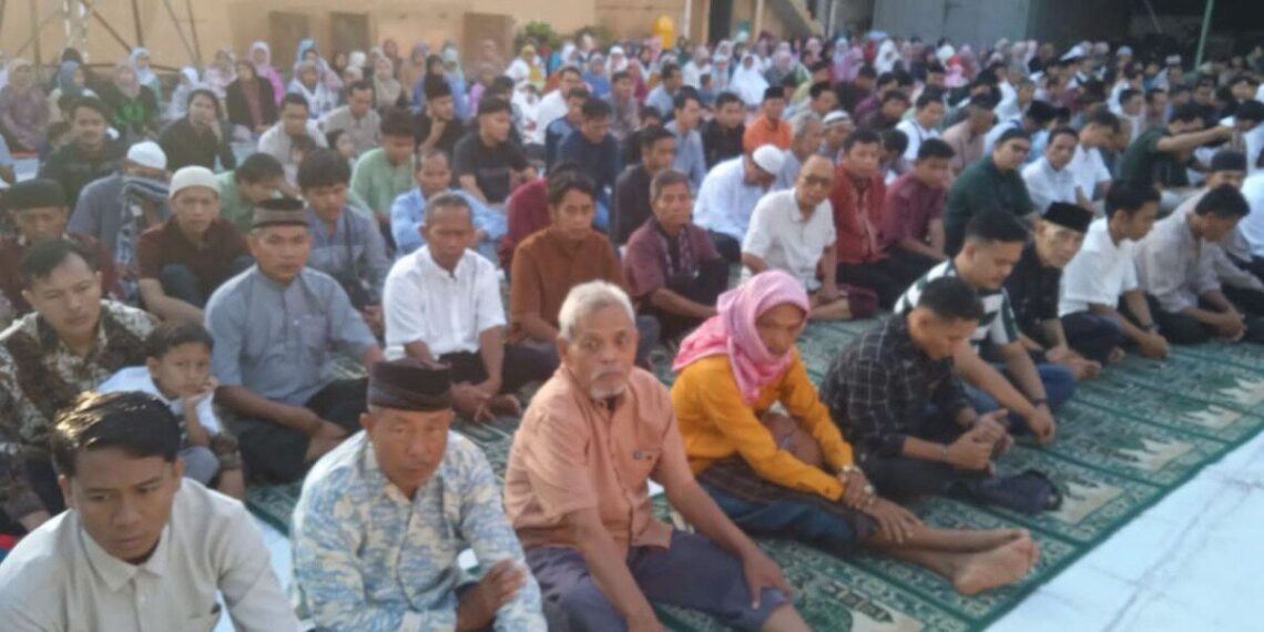 Ratusan warga LDII dari Kecamatan Gombong, memadati Lapangan Masjid Al Ihsan, Wero, Kebumen, Jawa Tengah untuk melaksanakan Salat Idul Fitri. Foto: LINES.
