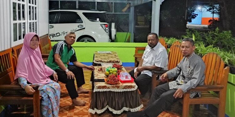 Ketua DPW LDII Papua Tengah, Nuryadi menerima silaturahim Wakil Gubernur Papua Barat Daya, Ahmad Nasrauw di kediamannnya Jalan Rambutan RT 03/RW 02, Kelurahan Bumiwonorejo, Kabupaten Nabire, Papua Tengah pada Selasa (15/4). Foto: LINES