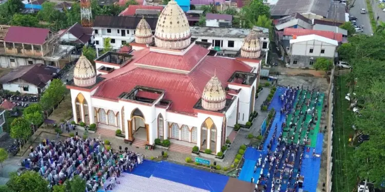Ribuan warga LDII Bontang serta masyarakat sekitar memadati halaman Masjid Baitul Musthofa, Gunung Telihan, Bontang Barat. Foto: LINES