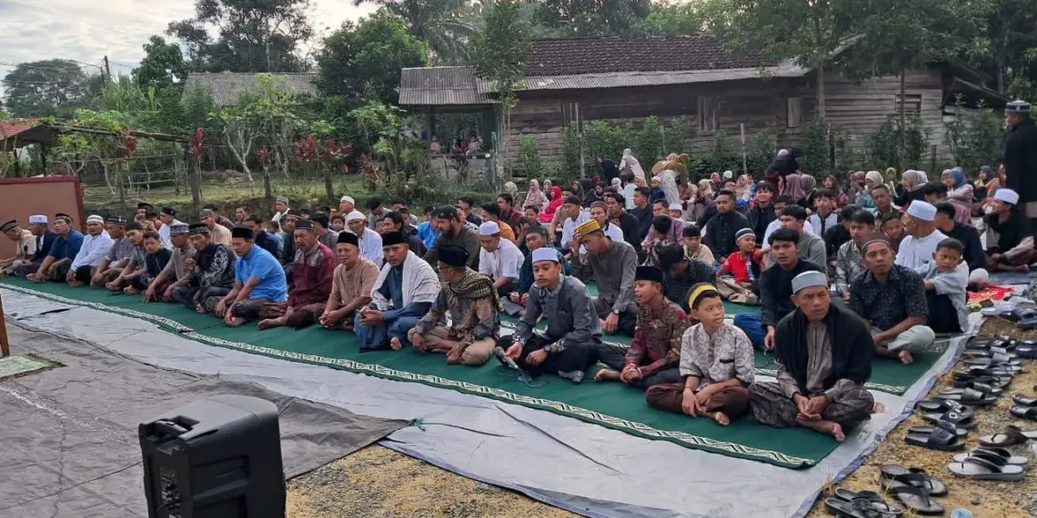 PC LDII Kecamatan Mantewe menggelar salat Idul Fitri pada Senin (31/03) di Halaman Masjid Baitul Falah, Mantewe, Kabupaten Tanah Bumbu, Kalimantan Selatan.. Foto: LINES