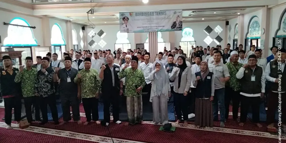 Pengurus Daerah Dewan Masjid Indonesia (PD DMI) Kabupaten Bandung menyelenggarakan pelatihan bagi petugas sembelih hewan kurban bersertifikat halal. Foto: LINES