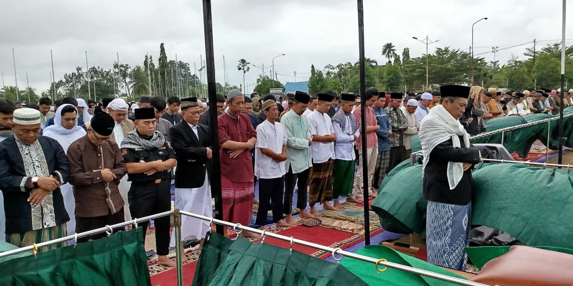 Ribuan warga LDII Jambi melaksanakan salat Idul Fitri di halaman Bandara Sultan Thaha Lama, pada Senin (31/3). Foto: LINES
