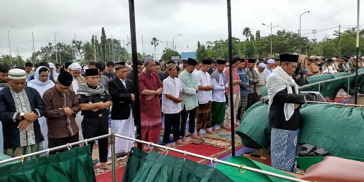 Ribuan warga LDII Jambi melaksanakan salat Idul Fitri di halaman Bandara Sultan Thaha Lama, pada Senin (31/3). Foto: LINES
